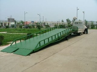 移動(dòng)式登車橋設(shè)備